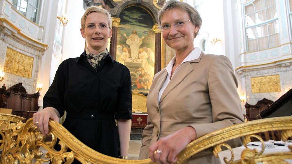 Im Juni 2011 wird die Theologin im Hamburger Michel zur Bischöfin gewählt. Gegenkandidatin war Petra Bahr Foto: Stephan Wallocha / epd
