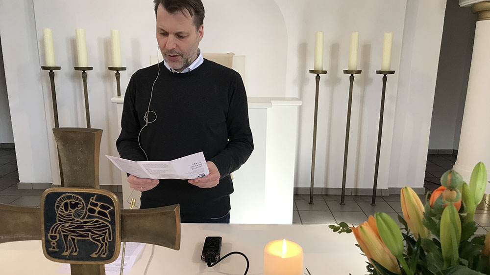 Pastor Heiko Landwehr nimmt den Gottesdienst am Altar auf