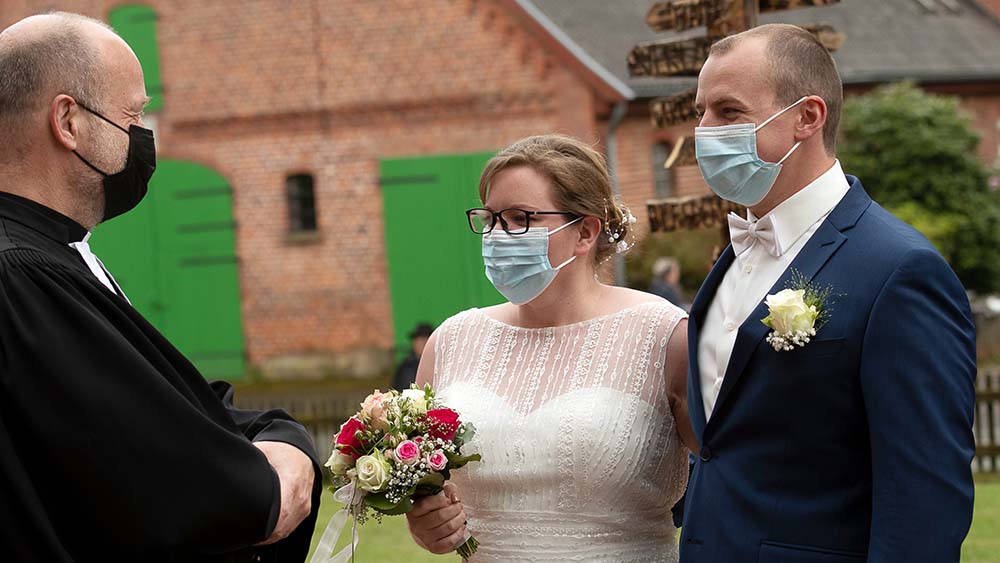 Tanja und Andre Hallmannseder mit Pastor Rudolph Blümcke
