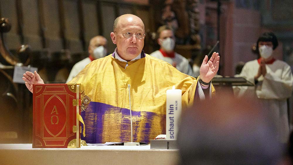 Der katholische Stadtdekan Johannes zu Eltz beim Gottesdienst im Frankfurter Dom