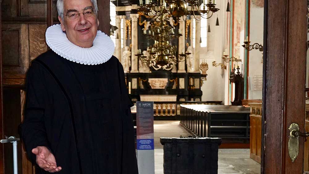 Hereinspaziert: Pastor Lutz Jedeck öffnet die Kirchentüren nun am Samstag für Gottesdienste