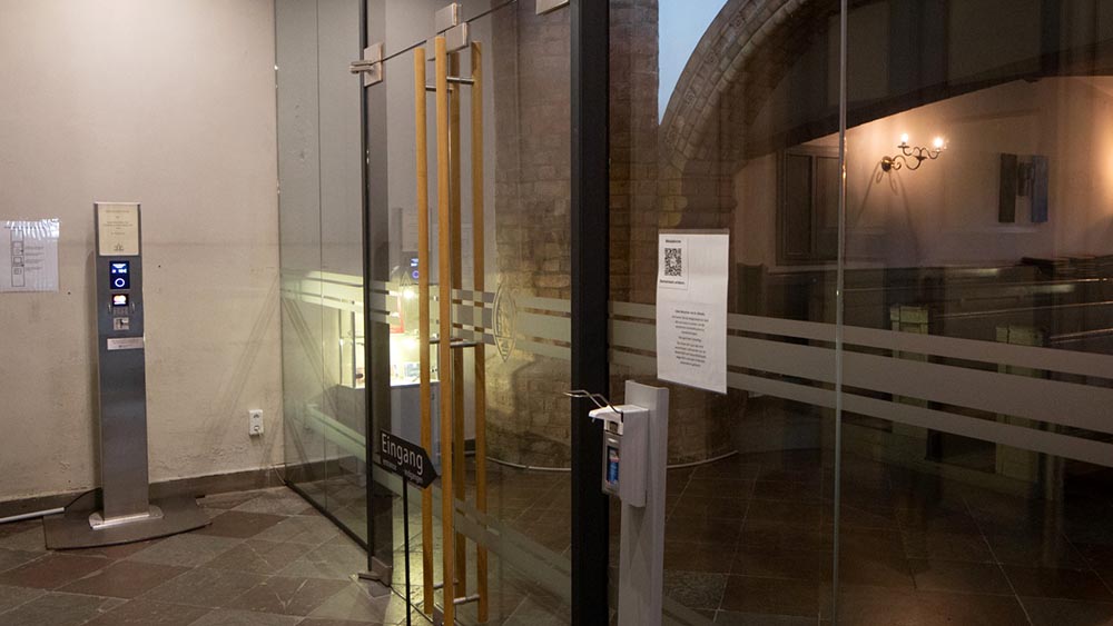 Am Eingang steht der digitale Opferstock