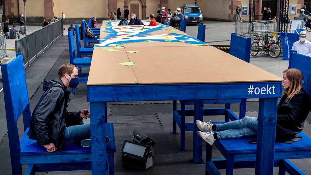 Mit der Installation "Tischlein deck dich" in Frankfurt will der Kirchentag zum Perspektivwechsel anregen