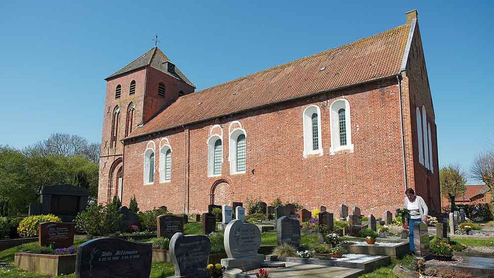 So sieht die Uttumer Kirche von Außen aus