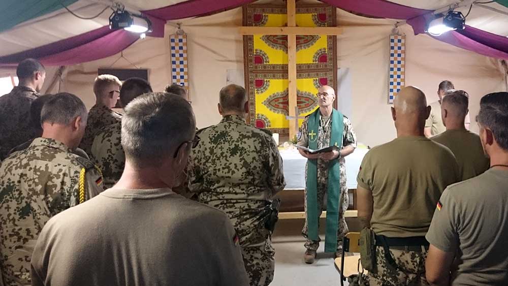 Gottesdienst im voll besetzten Kirchenzelt in Gao/Mali