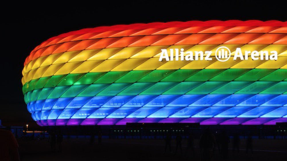 Zum Christopher Street Day 2016 erstrahlte das Stadion in München bereits in Regenbogen-Farben