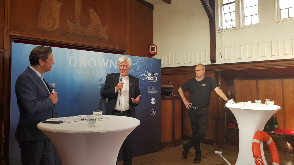 Auf der Flussschifferkirche in Hamburg warb der Ratsvorsitzende der Evangelischen Kirche (EKD), Heinrich Bedford-Strohm (Mitte), für mehr Menschlichkeit bei der Seenotrettung.