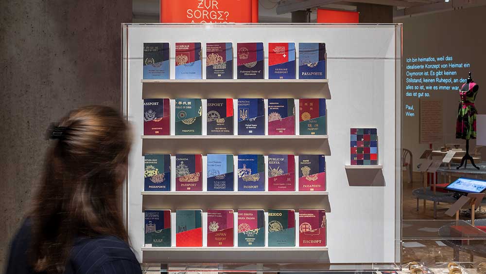 Eine Collage aus Papier und Notizbüchern, erstellt von Giuditta Vendrame und Fiona du Mesnildot