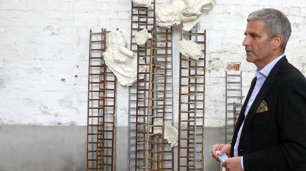 Domprediger Volker Mischok ist begeistert: Moderne Kunst wie hier „Engel“ von Astrid Weichel lassen Vertrautes neu sehen