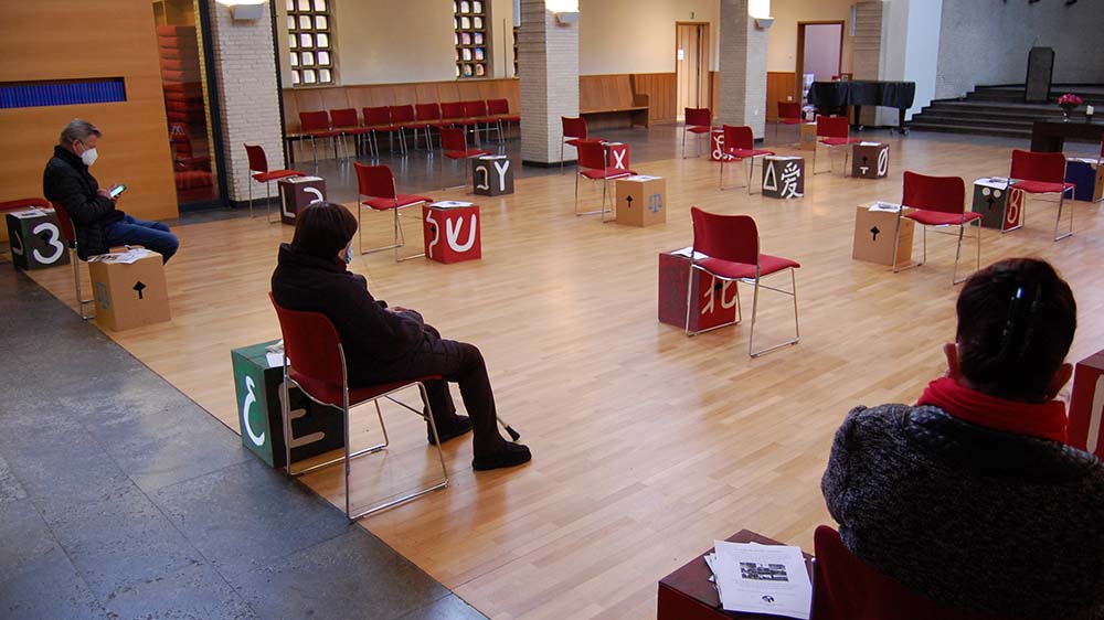 Mit viel Abstand warten die Patienten in der Kirche