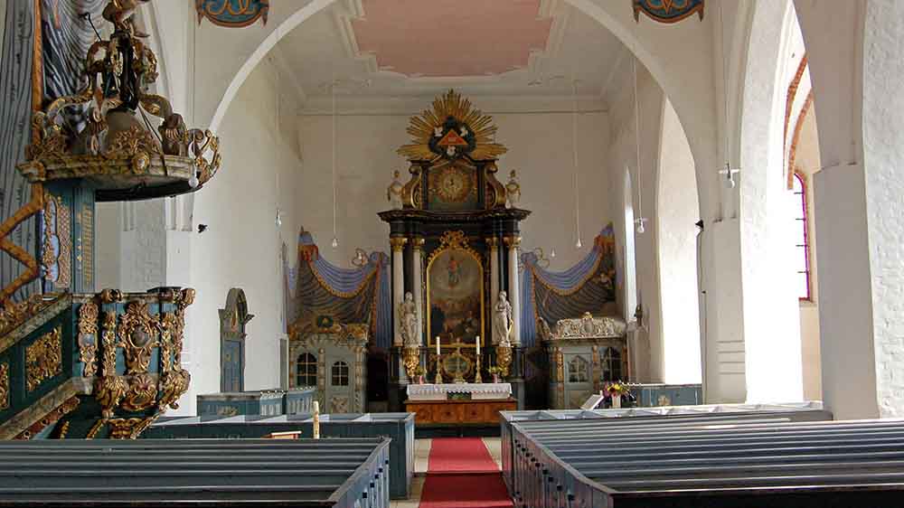 Blick in die St. Jacobikirche in Gingst auf Rügen