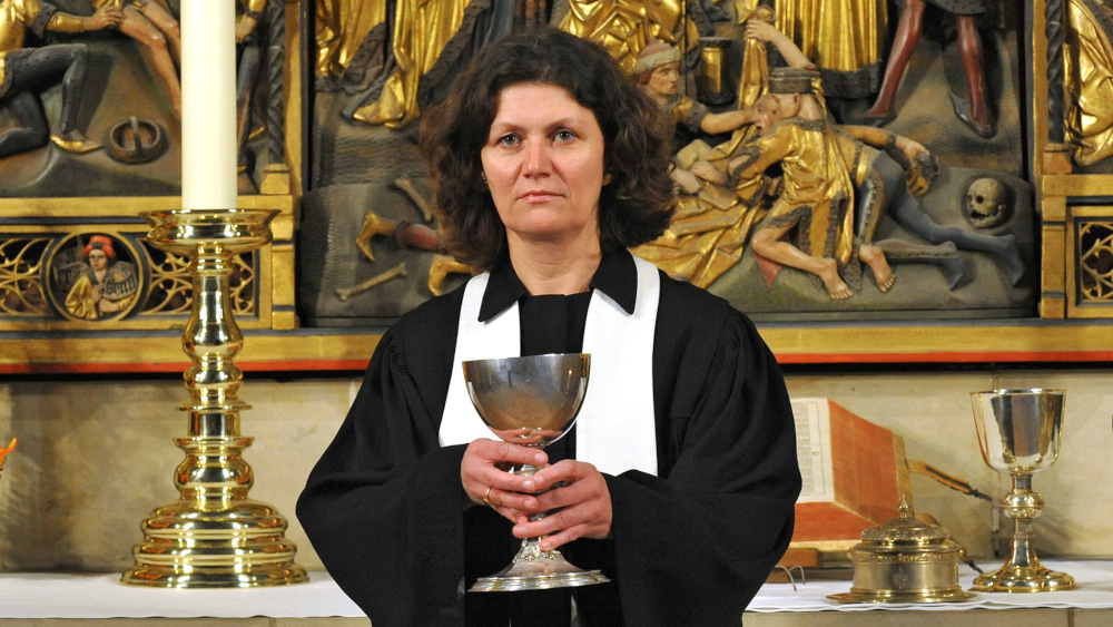 Pastorin Hanna Kreisel-Liebermann hält am 11.5.2010 in der Marktkirche Hannover beim Abendmahl einen Kelch.