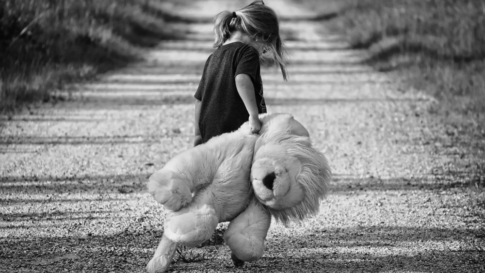 Einsames Mädchen mit ihrem Teddybär. (Symbolbild)