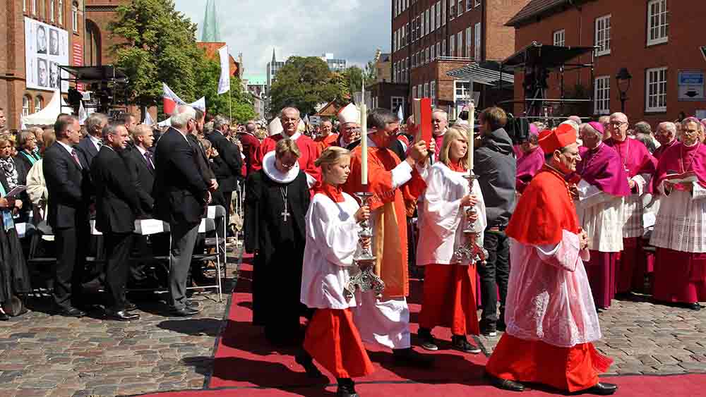 Der päpstliche Delegat Angelo Kardinal Amato geht voran bei der Seligsprechung der Märtyrer im Juni 2011