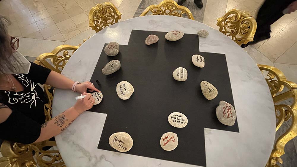 Die Namen der Verstorbenen werden für das Gedenken auf Steine geschrieben