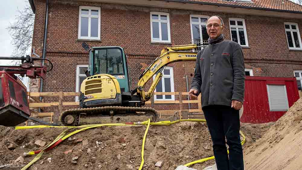 Der Architekt der Nordkirche, Jürgen Oppermann-Theophil, in der Baugrube vor dem alten Pastoralkolleg