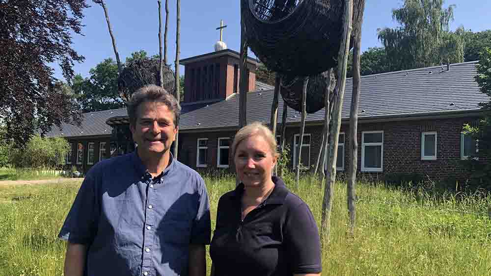 Axel Richter und Katja Paulsen vor dem Haus am Schüberg.
