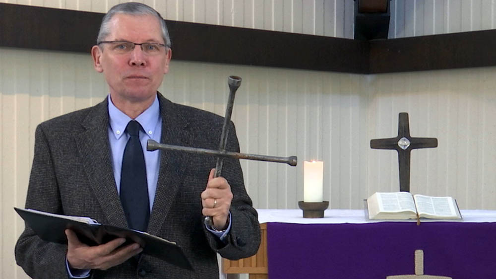 Militärpfarrer Andreas Spelmeyer nutzt beim Video-Gottesdienst in Garlstedt auch mal ungewöhnliche Requisiten