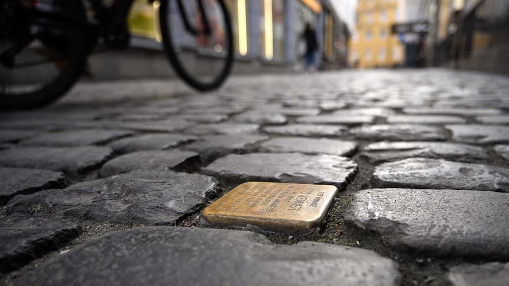 Image - Vier gestohlene Stolpersteine in Güstrow werden ersetzt