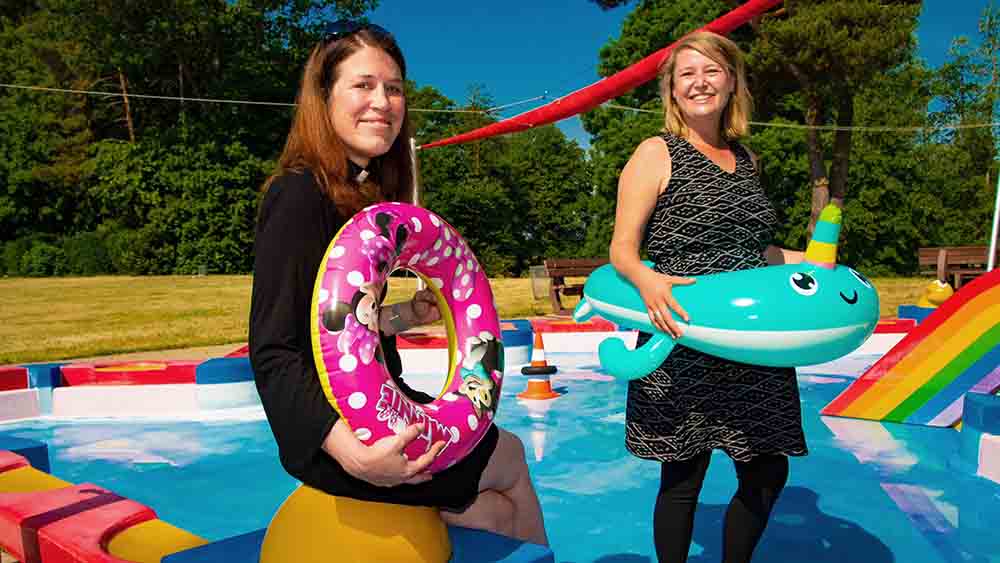 Auf ins Schwimmbad: Die Pastorinnen Inga Meißner (li.) und Sarah Stützinger laden ein