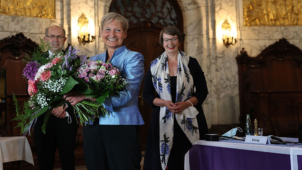 Blumen für die Bischöfin: Kirsten Fehrs ist wiedergewählt, im Hintergrund freuen sich die Bischofskollegen Gothart Magaard und Kristina Kühnbaum-Schmidt