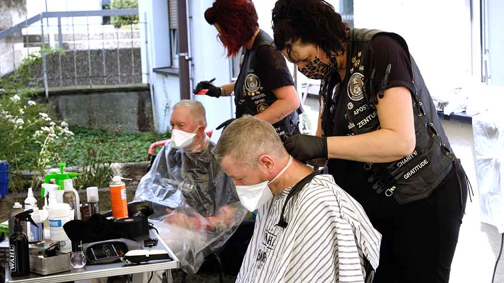 Bedürftige freuen sich über einen Schnitt der Barber Angels Foto: Harald Koch / epd