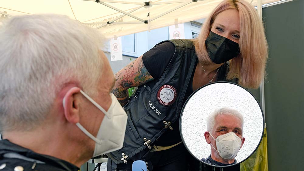 Ist es so recht? Friseurin Jessica Kühne- Stark von den "Barber Angels“ frisiert den ehemaligen Obdachlosen Burkhard Schilling