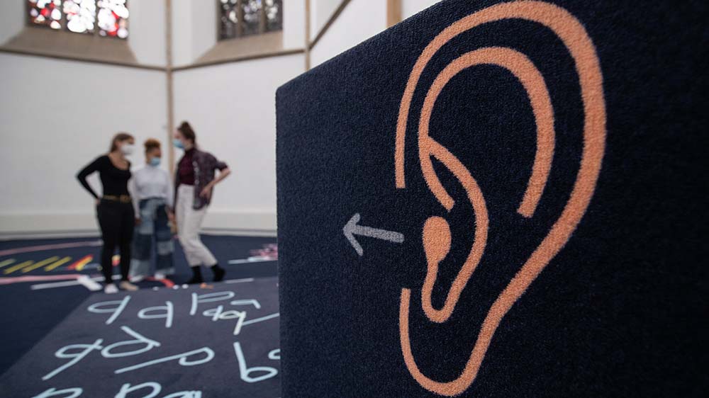 Die Gruppe „Die Blaue Distanz“ beschäftigt sich in ihrer Installation mit dem Gehörlosigkeit