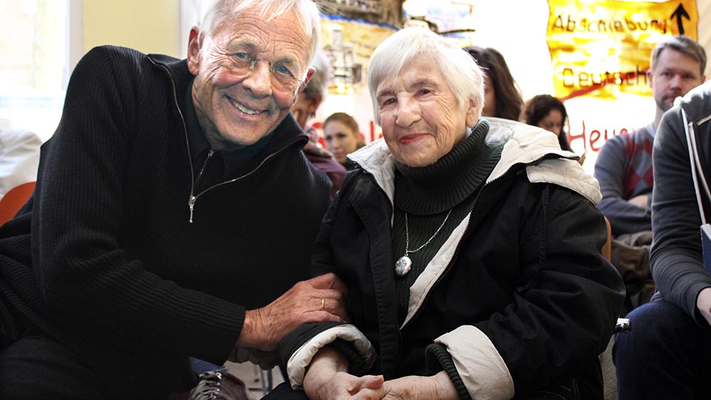 Immer engagiert: Esther Bejarano im Oktober 2013 bei einer Pressekonferenz für Flüchtlinge mit dem Schauspieler Rolf Becker