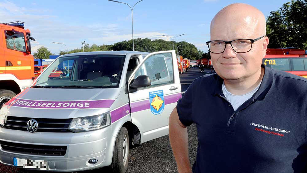 Frank Conrads vor seinem Einsatzfahrzeug im nordrhein-westfälischen Windhagen.