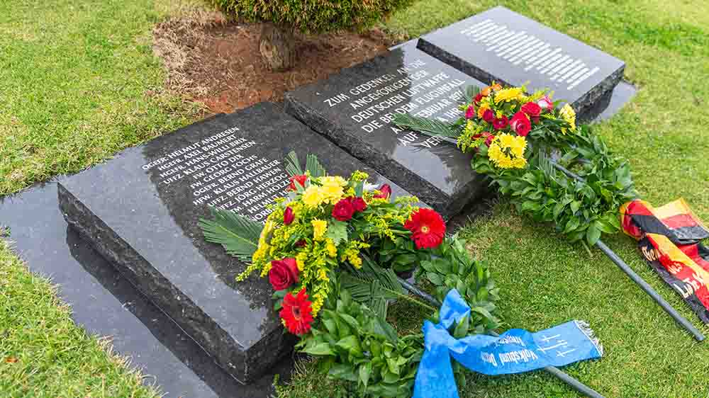 Gedenkstein auf dem Soldatenfriedhof Maleme, Kreta