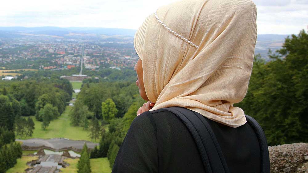 Muslima mit einem Kopftuch (Symbolbild)