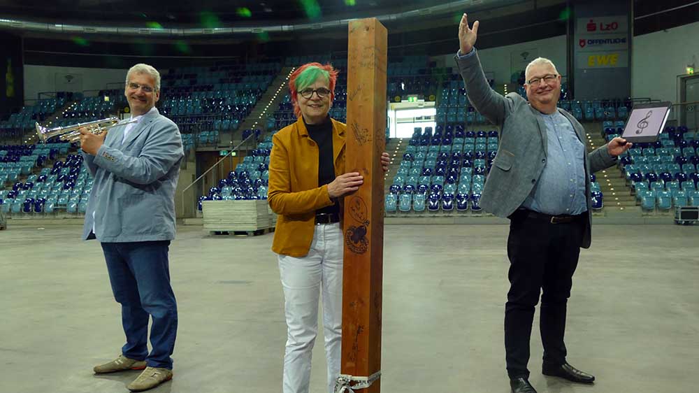 Christian Strohmann, Beate Besser und Martin Sundermann (v.l.) in der EWE-Arena