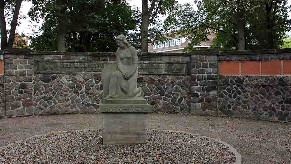 Diese Skulptur schmückt den Historischen Friedhof in Bad Oldesloe