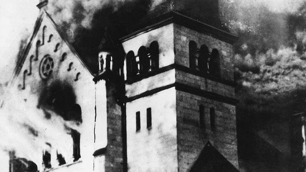 Eine brennende Synagoge in der Reichspogromnacht im November 1938, wahrscheinlich in Baden-Baden