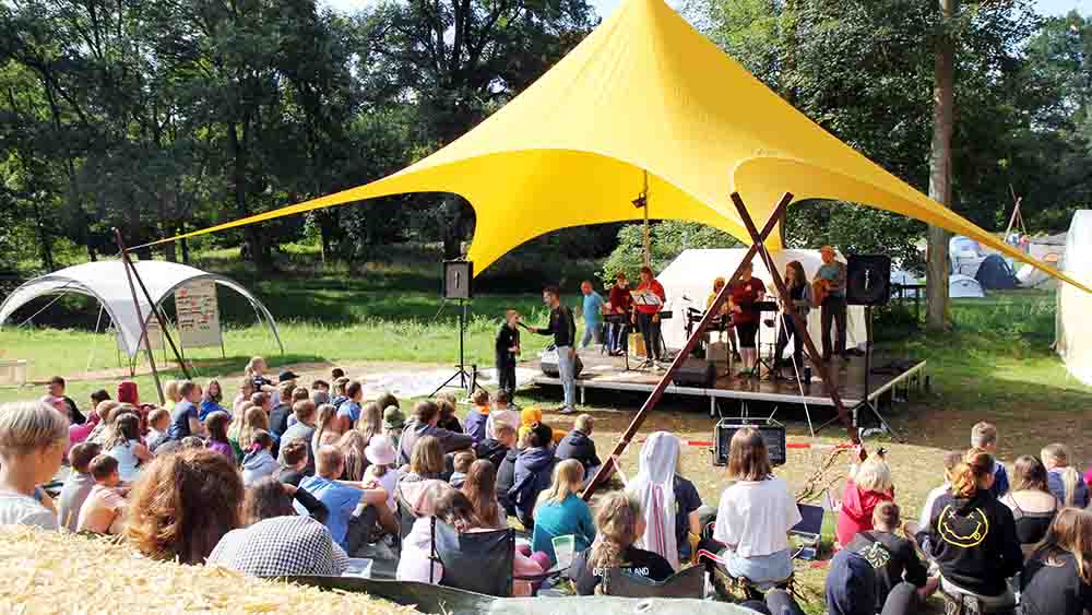 Jeden Morgen kamen die 140 Kinder zum Plenum zusammen – manche noch sehr müde