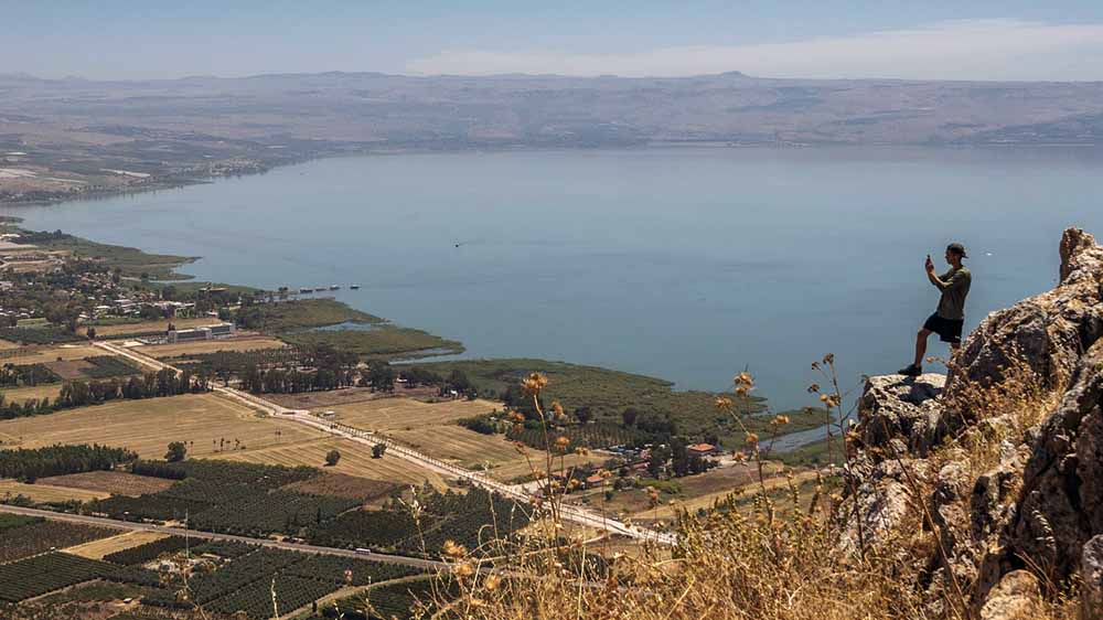 Blick auf den See Genezareth, von einem Berg herunter fotografiert