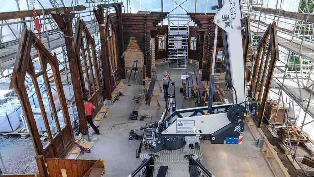 An ihrem neuen Standort wird die Kirche Stück für Stück wieder aufgebaut