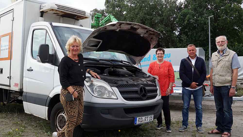 Da ist nichts mehr zu machen: Mitarbeiter der Tafel vor dem defekten Fahrzeug