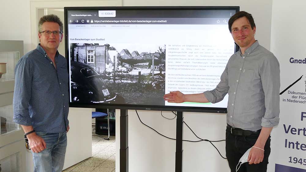 Günter Wrobel vom Norder Medienzentrum (li.) und der Leiter der Dokumentationsstelle Tidofeld, Lennart Bohne, haben die virtuelle Ausstellung entwickelt