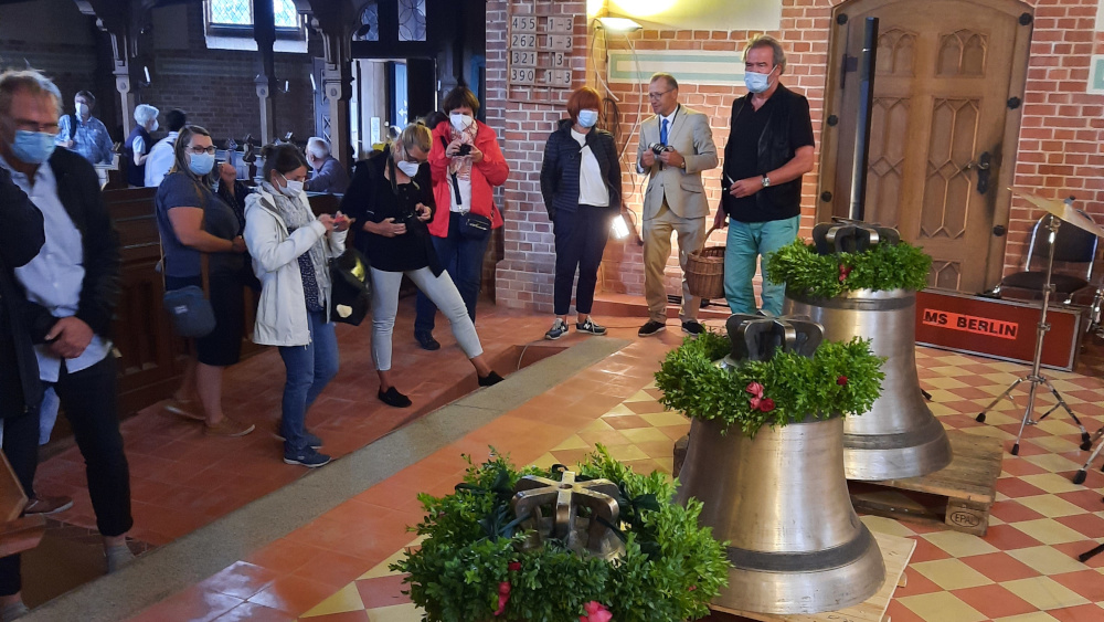Die drei neuen Glocken wurden im Altarraum bestaunt.