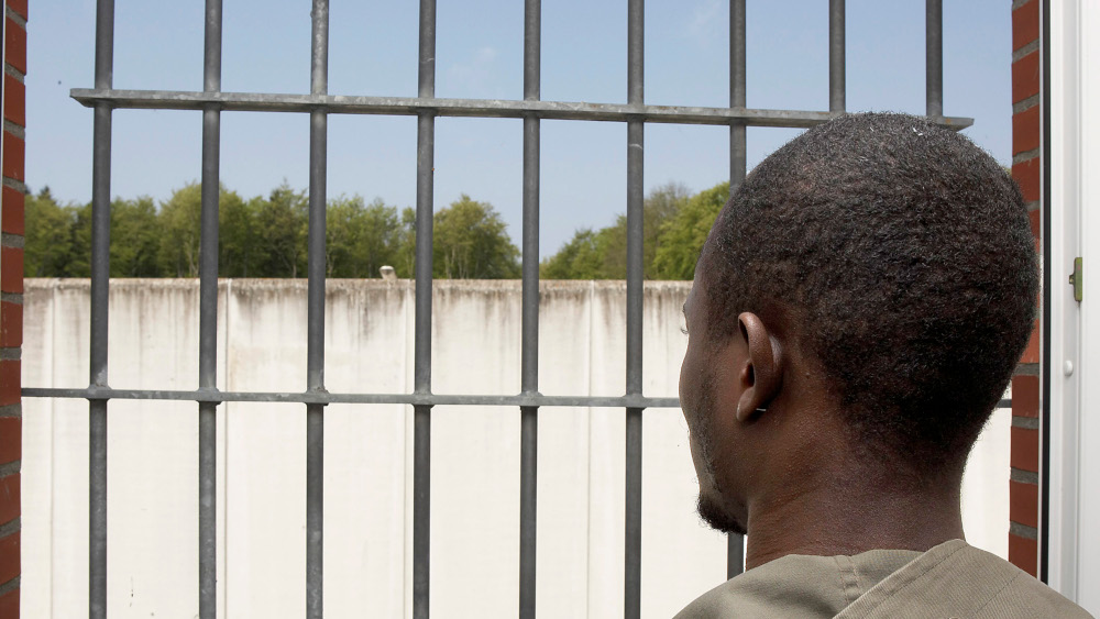 Flüchtling in einer Abschiebehaftanstalt. (Symbolbild)