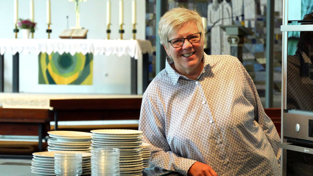 Beate Albers steht in der Paul-Gerhardt-Kirche in Lüneburg. Dort hat sie für ihre Ruhestandsregelung 1.000 Stunden Ehrenamt geleistet.