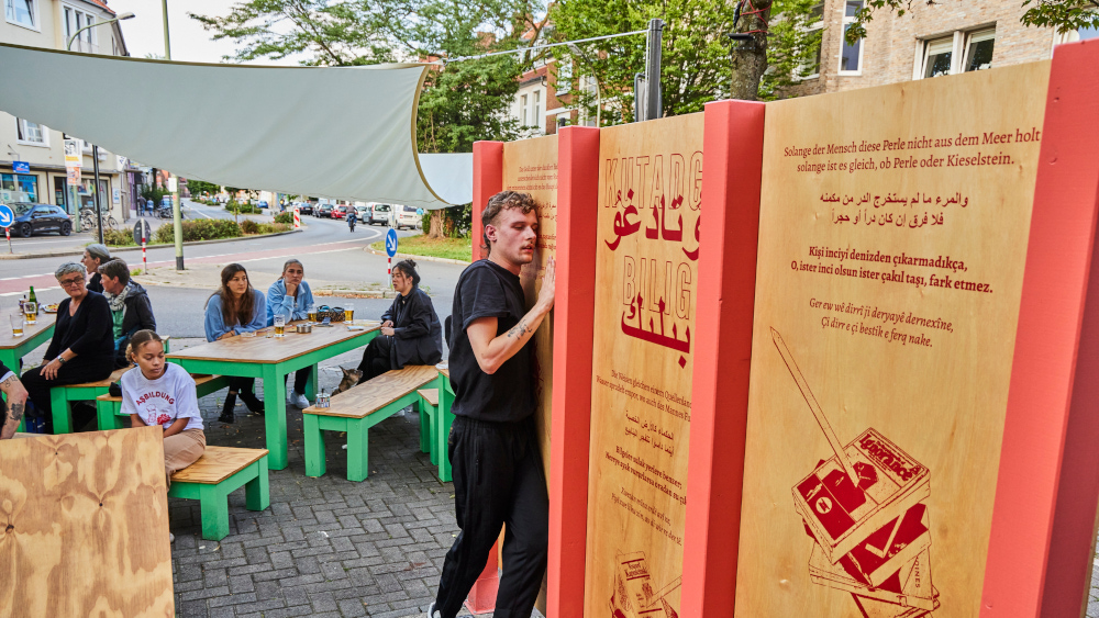 Das Berliner Künstlerkollektiv Kasia Korczak und Payam Sharifi, genannt "Slavs und Tatars", hat mobile Holzaufsteller in dem Dönerladen mit Versen bedrucken lassen. 
