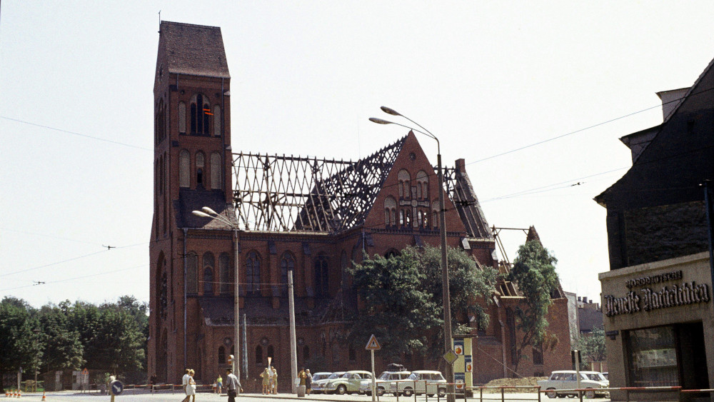 Die Christuskirche im mecklenburgischen Rostock am 11.08.1971 nach einer Vorsprengung.