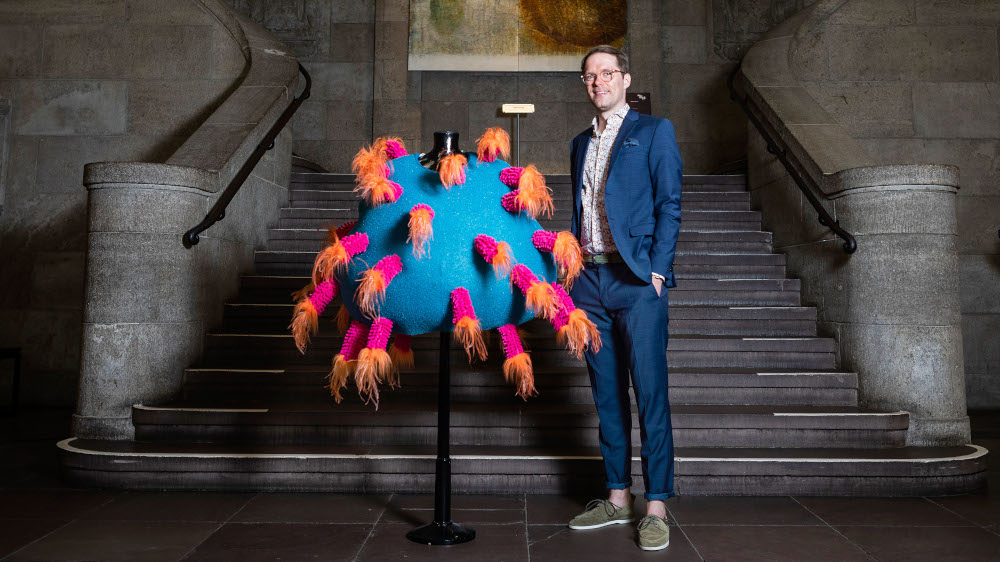 Sönke Knopp, Kulturanthropologe und wissenschaftlicher Mitarbeiter am Museum für Hamburgische Geschichte, sammelt Exponate aus der Corona-Zeit.