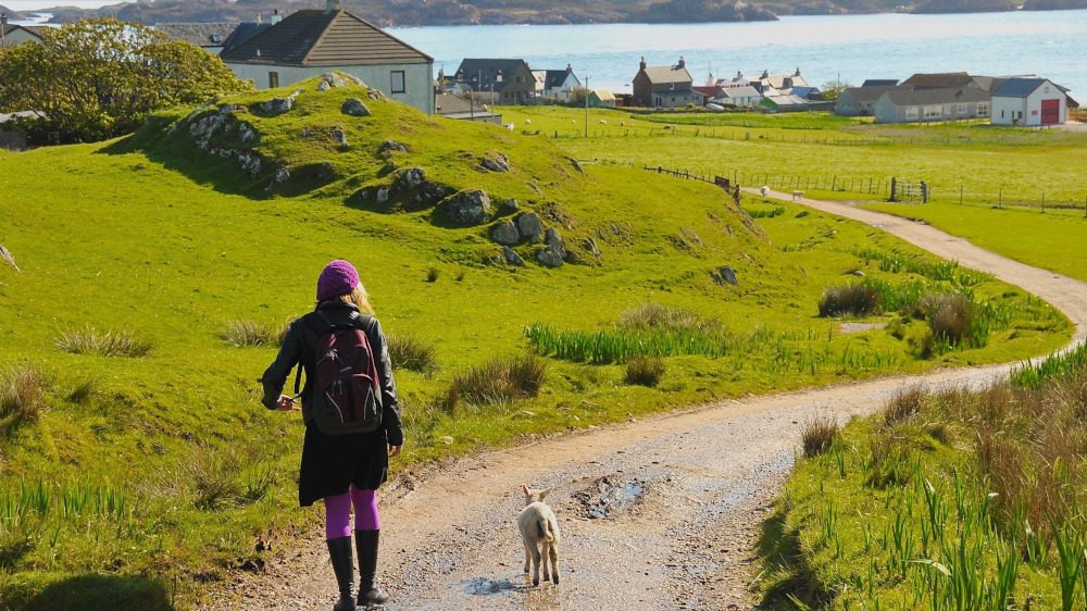 Annerose De Cruyenaere unterwegs auf der schottischen Insel Iona – Auf den Spuren des christlichen Glaubens, der ihr Leben tief bestimmt.