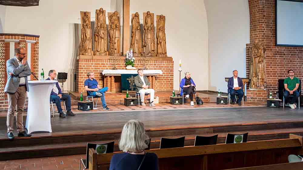 Kieler Bundestagskandidaten auf dem Podium: Das Demokratiekolleg fand auch im Kirchenkreis Altholstein statt