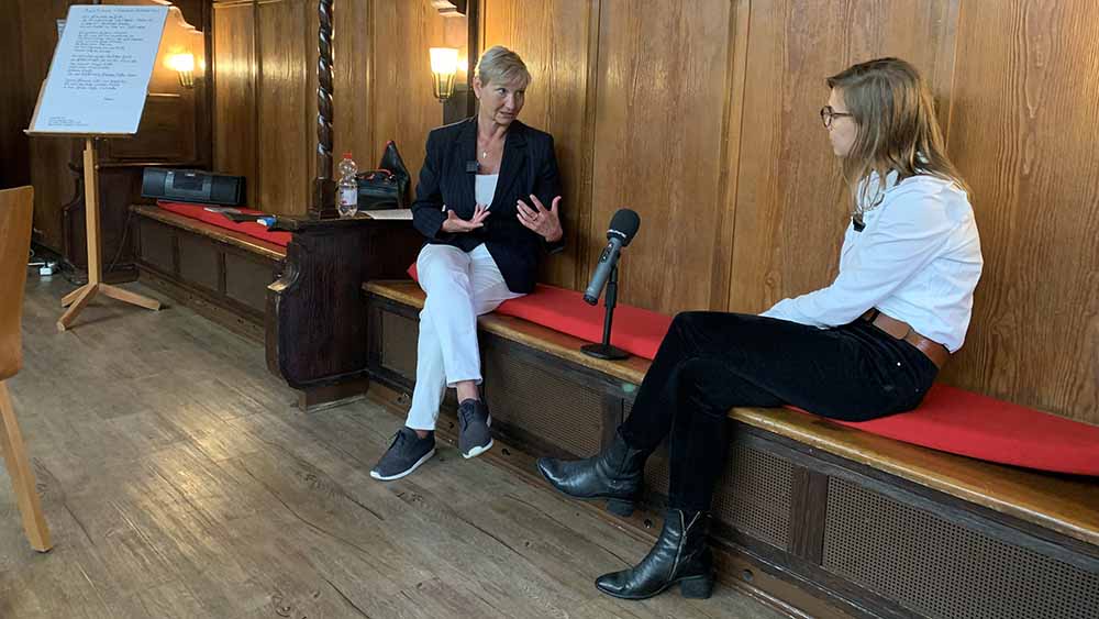 Redakteurin Marieke Lohse (re.) im Gespräch mit Bischöfin Kirsten Fehrs