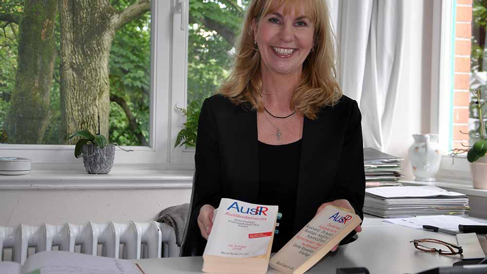 Anne Harms setzt sich seit 1994 für Flüchtlinge ein – der Umfang der Gesetzestexte hat sich seitdem verdreifacht